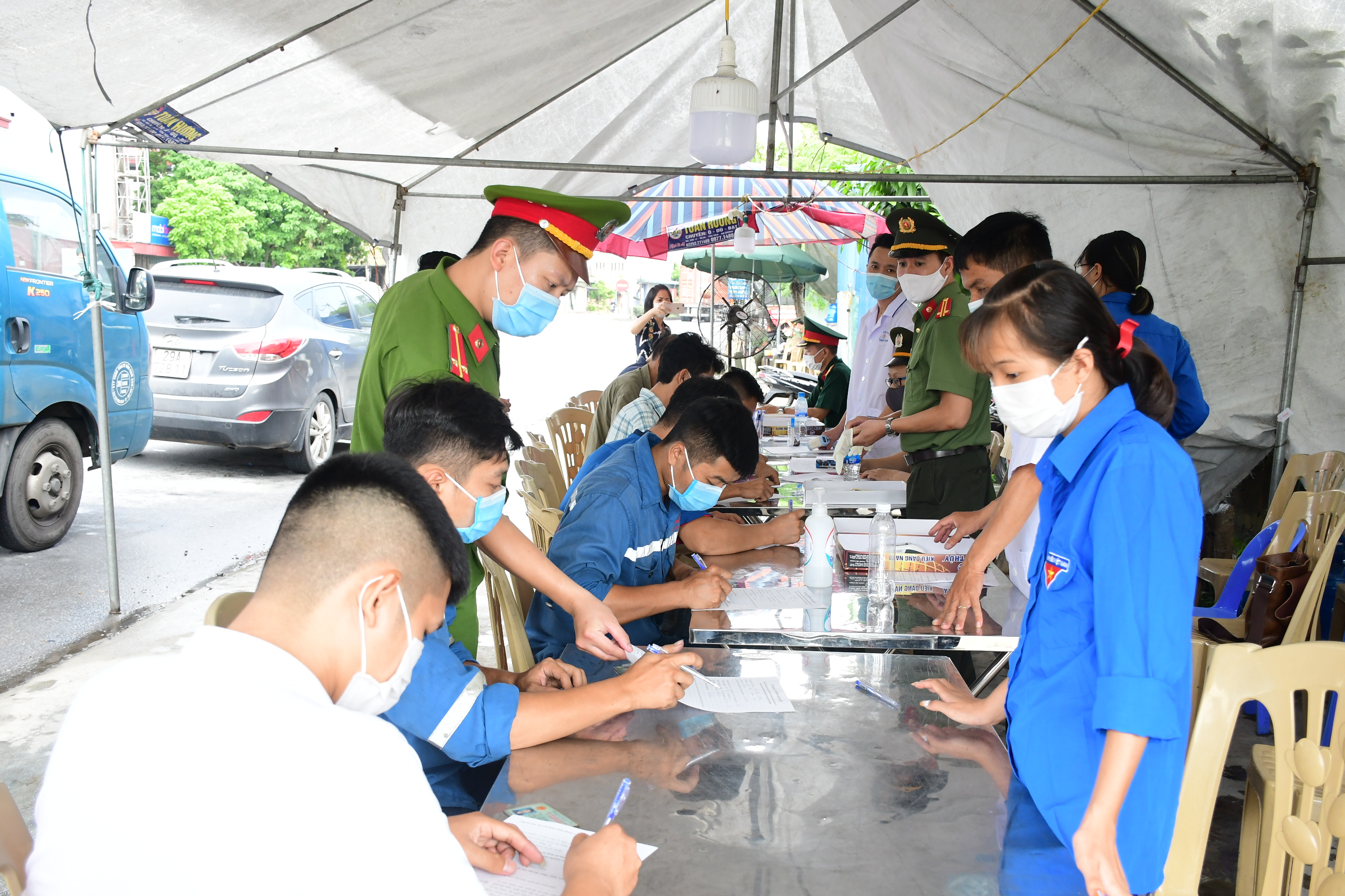 Lực  lượng vũ trang thành phố Hải Phòng chung tay đẩy lùi dịch bệnh COVID-19